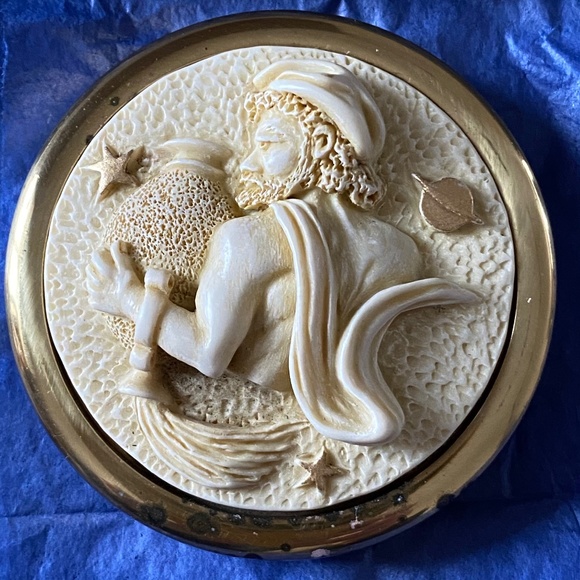 Stuart Houghton I AQUARIUS I Zodiac Paperweight - Picture 14 of 16